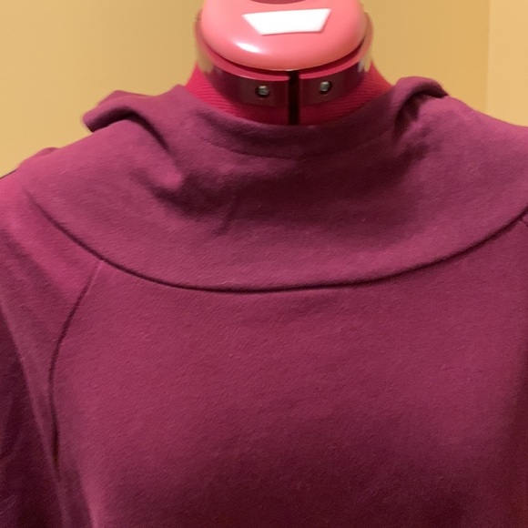 Forever 21 Sport sweatshirt with hoodie and 3/4 sleeves - never worn 🔴 - Picture 4 of 9